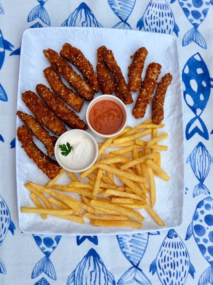 Etna Fish House Kaş'ta iki sos ve patates kızartmasıyla çıtır balık çubukları