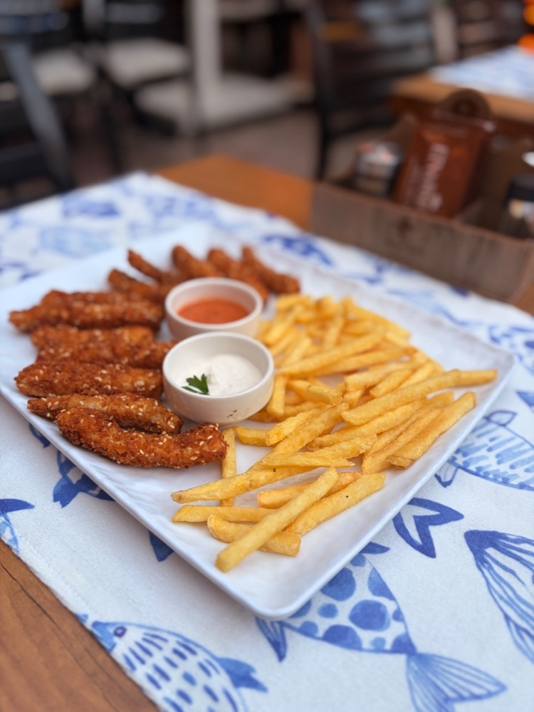 Kaş Etna Fish House'ta çıtır kaplamalı karides ve baharatlı patates kızartması tabağı