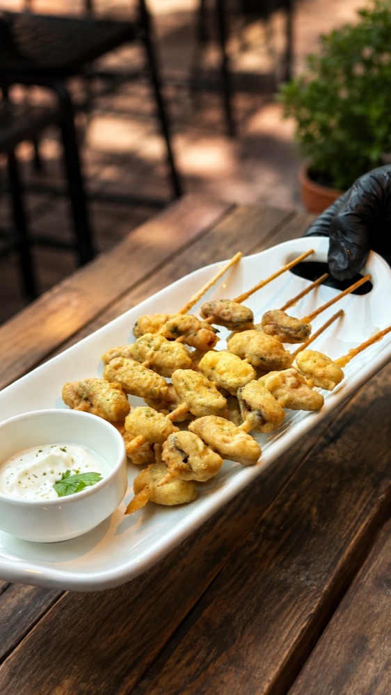 Etna Fish House Kaş'ta şişte çıtır midye tava ve sarımsaklı sos