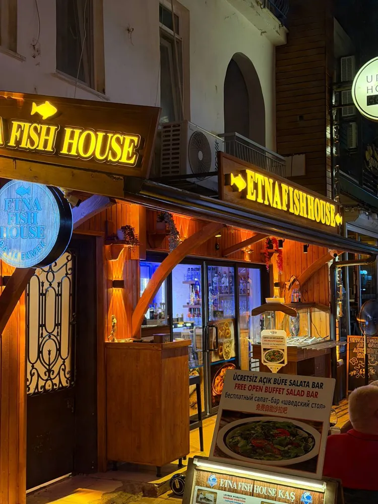 Kaş'ta Etna Fish House'ın gece ışıklı tabelaları ve ücretsiz açık büfe salata bar panosu