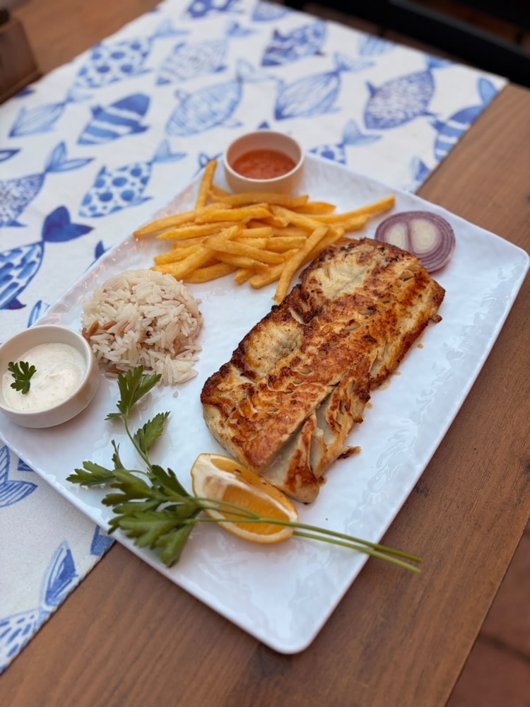 Kaş Etna Fish House'ta pilav ve patates kızartması eşliğinde ızgara balık fileto tabağı