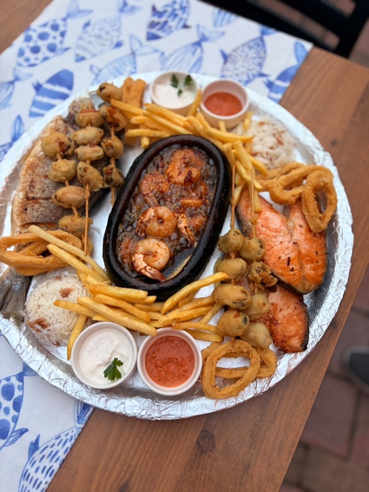 Etna Fish House Kaş'ta somon, karides, kalamar ve midyeli paylaşımlık karışık deniz ürünleri tepsisi