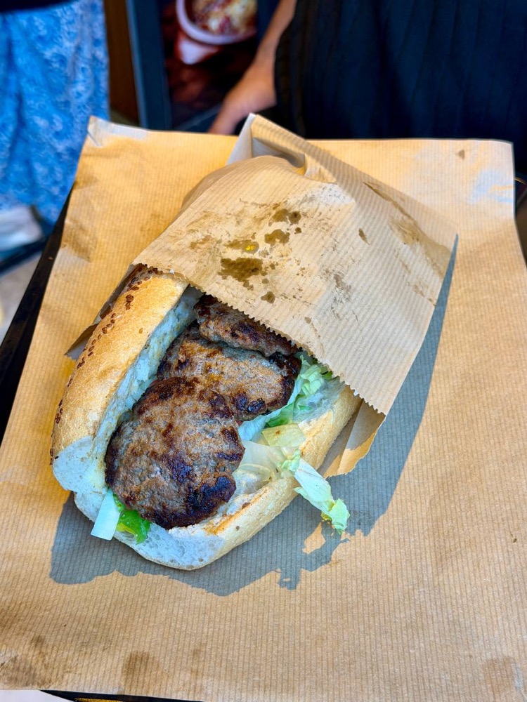 Kaş Etna Fish House'ta kağıt ambalajlı, marullu ekmek arası köfte