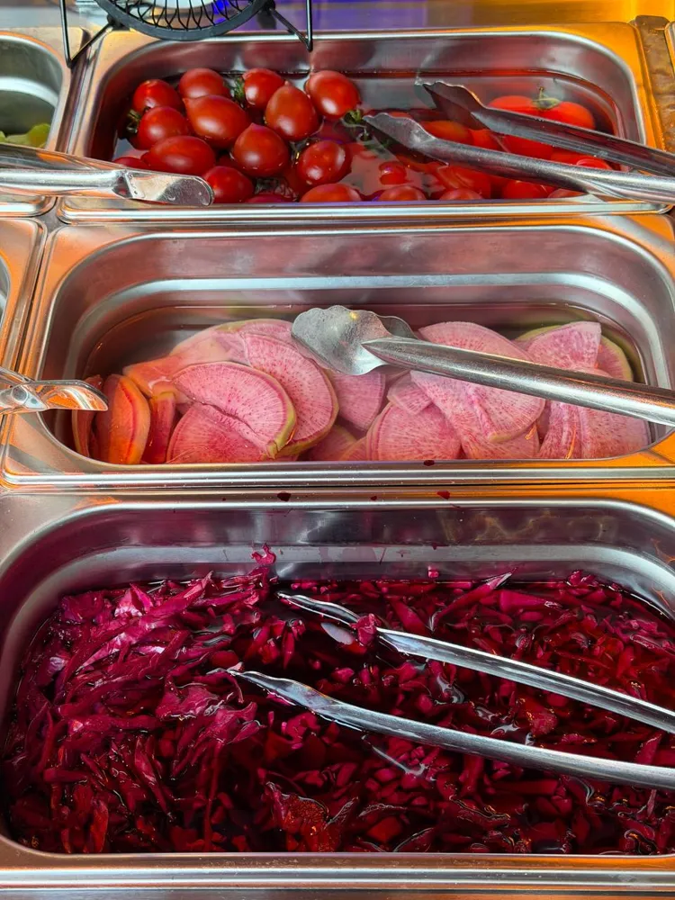 Kaş Etna Fish House salata barında domates, turp ve lahana turşusu servis kapları