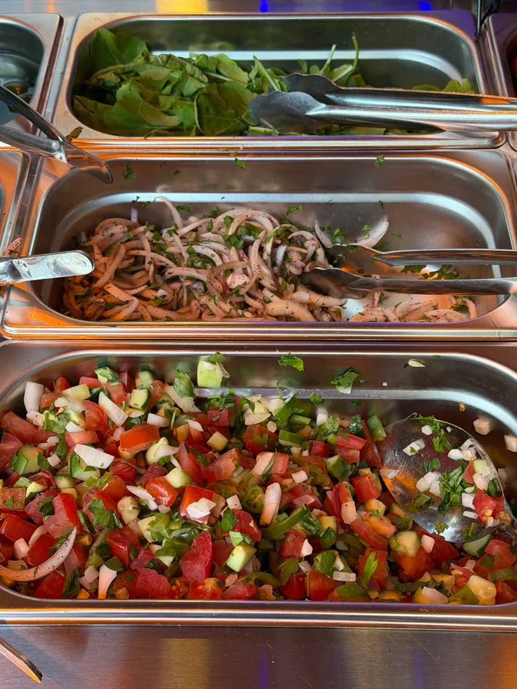 Etna Fish House Kaş'ta salata barında taze roka, soğanlı ve domatesli meze tepsileri