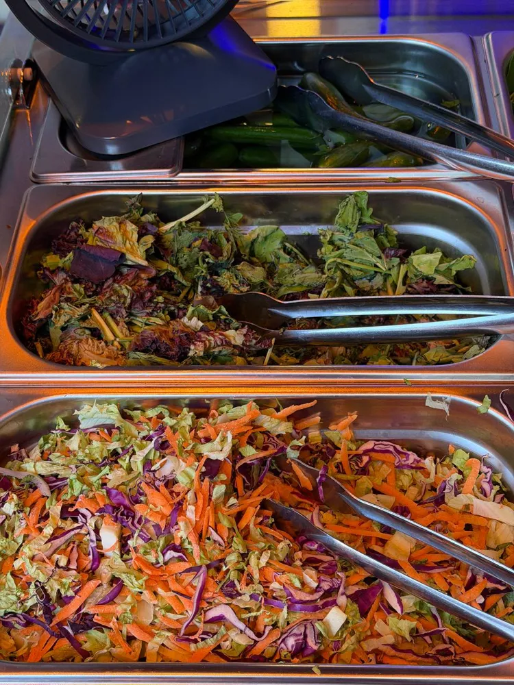 Ücretsiz salata barı — her sabah mevsim yeşilliğiyle kurulur